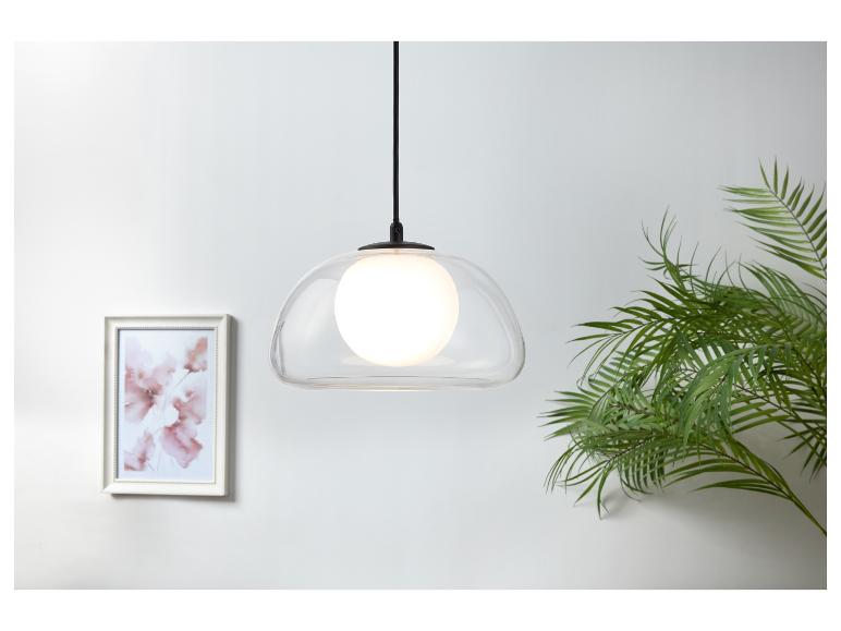 Moderne hanglamp met een melkglazen kap en een transparante behuizing.