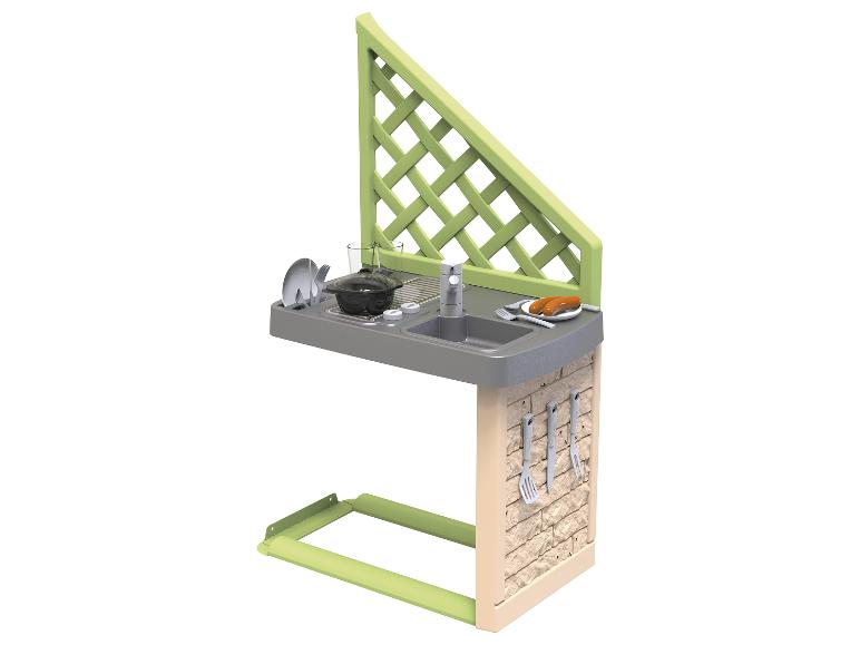 Speelgoed buitenkeuken met gootsteen, kookplaat, keukengerei en gegrilde worstjes.