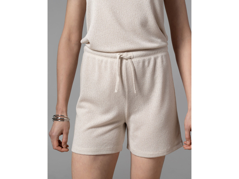 Beige shorts met trekkoord en een bijpassend topje.