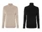Twee effen trui met hoge hals in beige en zwart.