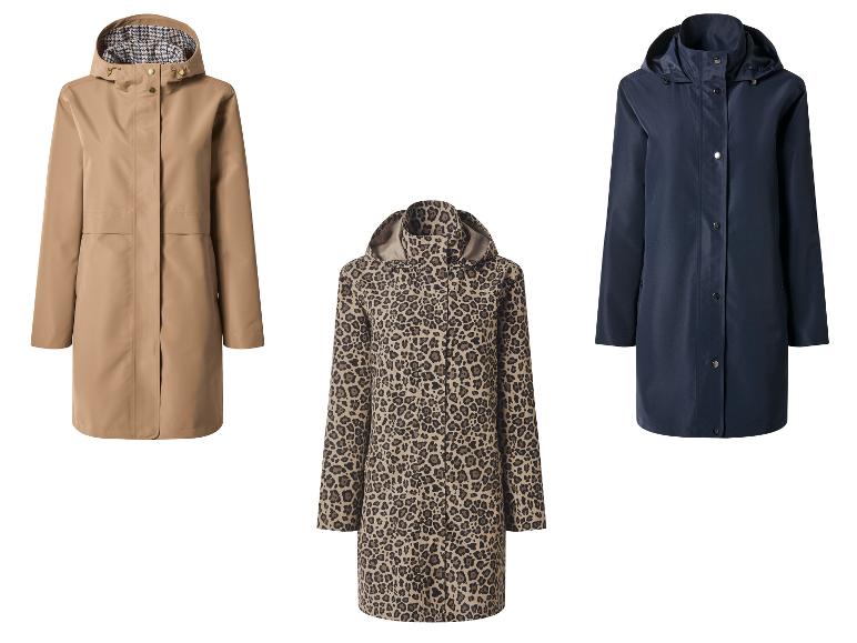 Drie regenjassen: beige, met luipaardprint en donkerblauw.