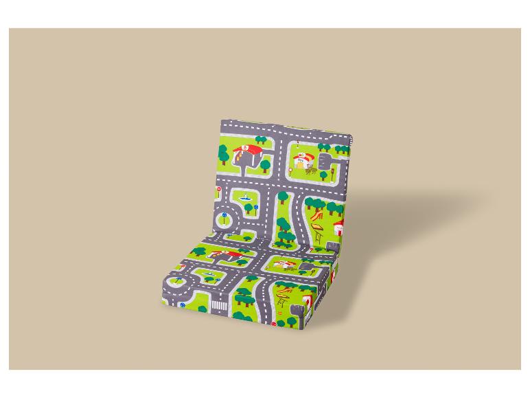 Kinderstoel met een kleurrijk wegenkaartpatroon, met huizen, bomen en wegen.