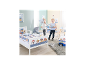 Kinderkamer met bed, speelgoedkist en tafel in puppythema.