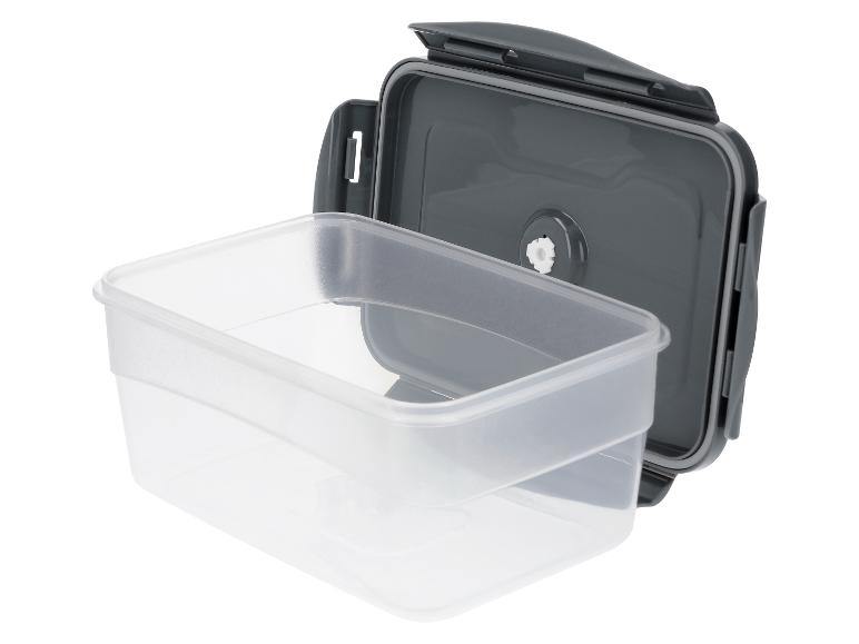 Rechthoekige transparante voedselcontainer met open donkergrijs deksel, geïsoleerd op wit.