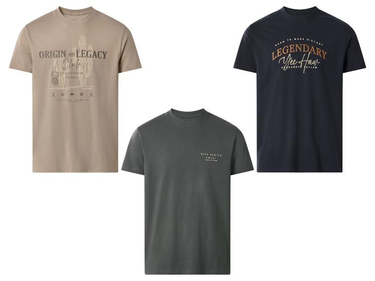Drie heren T-shirts: beige met 'Origin and Legacy Club' opdruk, donkergrijs met 'Life Begins' opdruk en marineblauw met 'Legendary Yee Haw' opdruk.