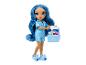 Blauwharige pop in pyjama met een blauwe doos met accessoires.