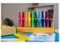 Kleurrijke krijtjes in een standaard, met tekeningen op papier op de voorgrond.