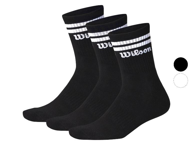 Drie paar zwarte Wilson sokken met witte strepen.