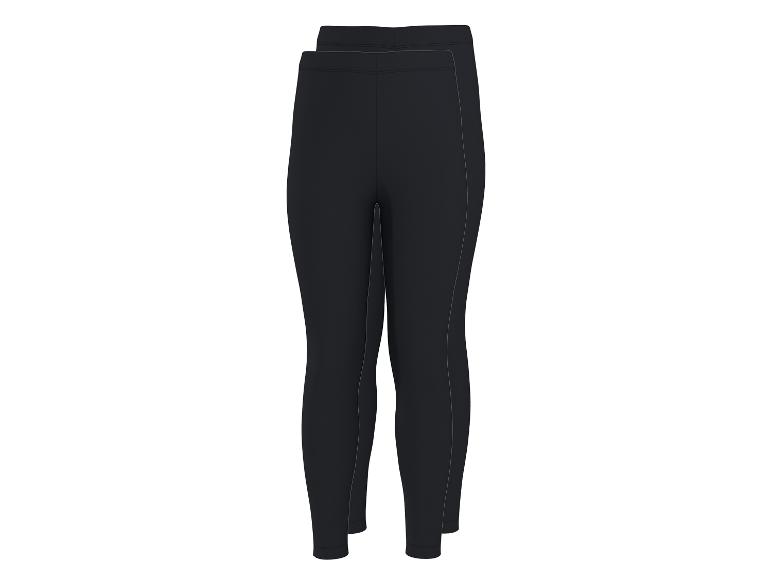 Een paar zwarte damesleggings, met zichtbare zijnaden.