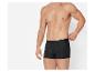 Man draagt zwarte boxershorts.