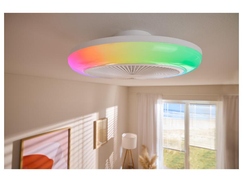 Plafondventilator met kleurrijk LED-licht in een lichte kamer met jaloezieën