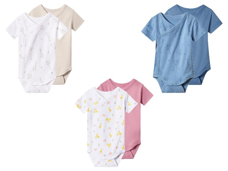 Drie sets babyrompertjes: wit met giraffen, blauw met giraffen en wit met giraffen en regenbogen.