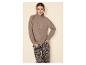 Vrouw in bruine geribbelde coltrui en broek met luipaardprint.