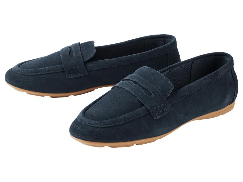 Twee paar blauwe suède loafers.