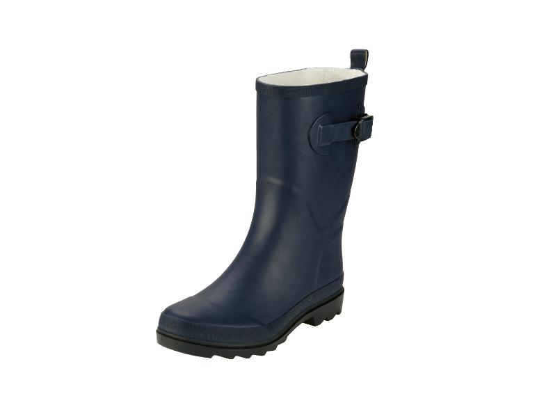 Donkerblauwe halfhoge regenlaars met gespdetail op een witte achtergrond.