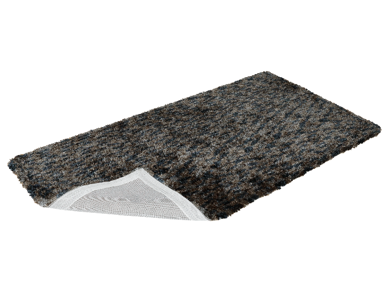 Langpolig tapijt in grijze en bruine tinten.