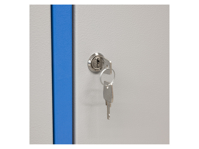 Een grijs metalen kastje met een blauw randje en een sleutel in het slot.