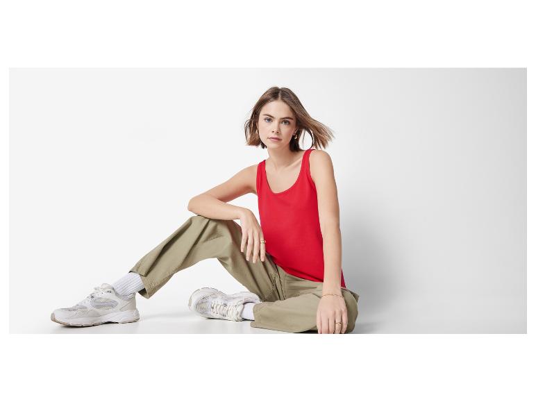 Rood topje, kaki broek en witte sneakers: casual look.