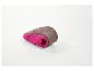 Opgevouwen roze en bruine mesh schoen op een witte achtergrond