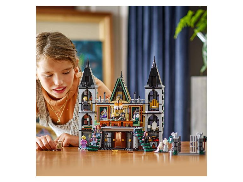 Een meisje speelt met een LEGO Harry Potter bouwset, een gedetailleerd kasteel.