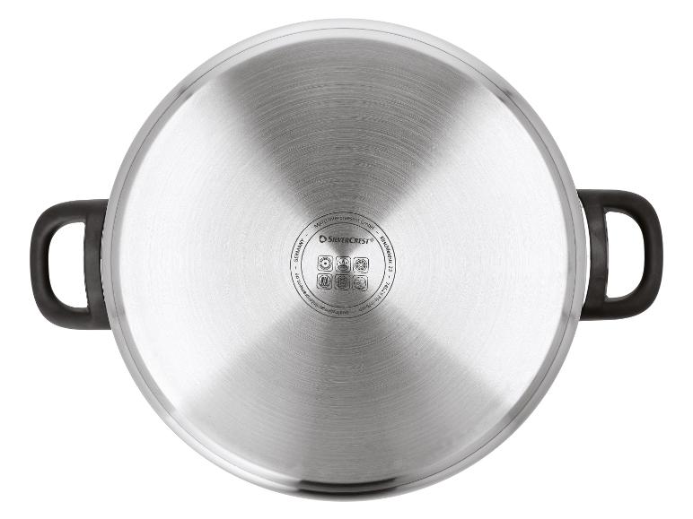 Onderkant van een kookpan of braadpan met zwarte handvatten en fabrikantinformatie.