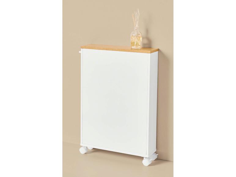Witte smalle opbergkast op wielen met een houten blad en een rietverspreider.