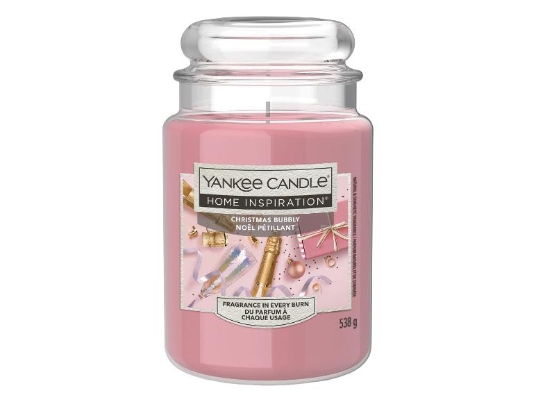 Roze geurkaars in een pot met de tekst 'Christmas Bubbly' en feestelijke versieringen.