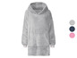 Een grijze oversized hoodie-deken met capuchon.