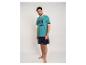 Herenpyjama met een turquoise T-shirt met palmboomprint en blauwe shorts.