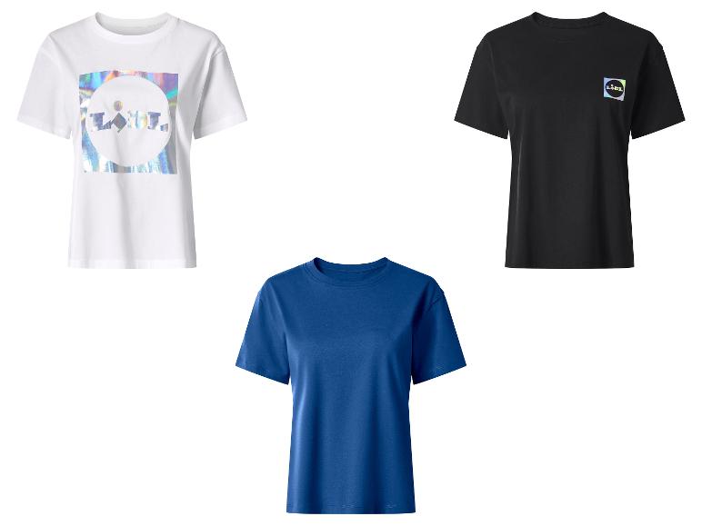 Drie dames T-shirts: een wit met een holografisch logo, een zwart met een klein holografisch logo en een blauw.