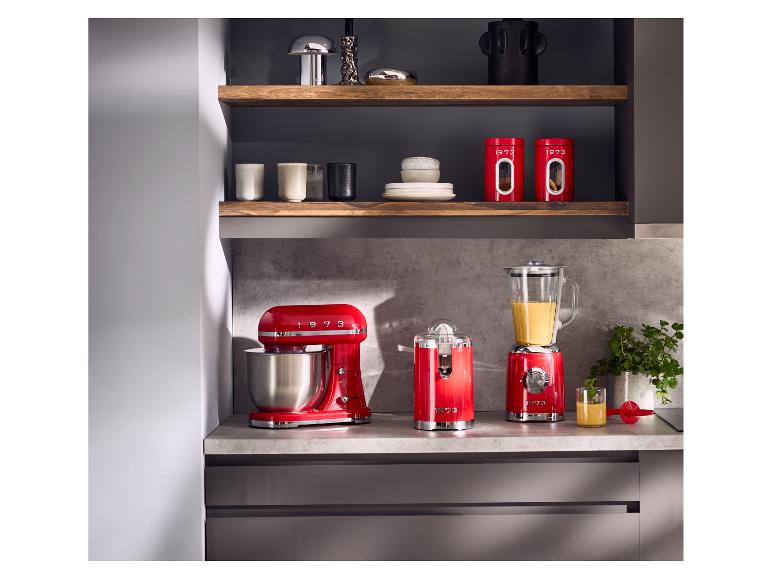 Rode retro keukenmachine van SILVERCREST® op een modern aanrecht.