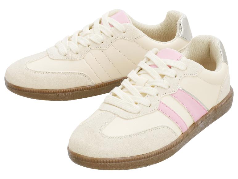 Een paar crèmekleurige sneakers met roze strepen en bruine rubberen zool