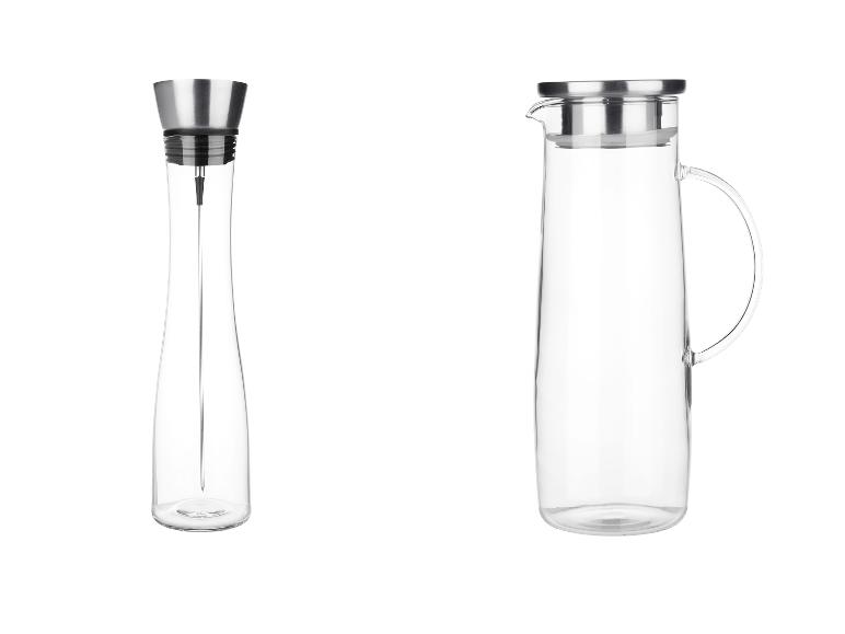 Glazen karaf en kan met metalen deksels.