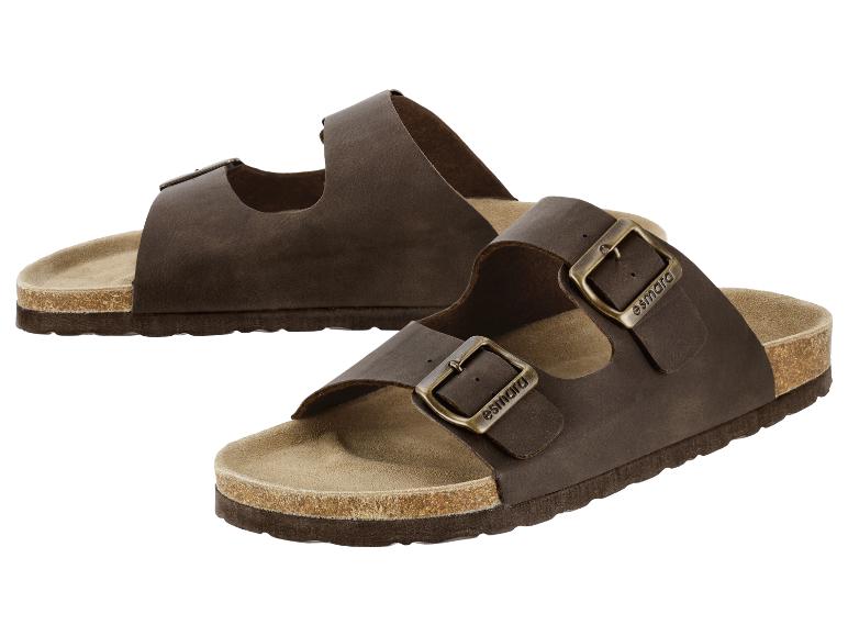 Paar bruine sandalen met twee bandjes, kurkzolen en metalen gespen