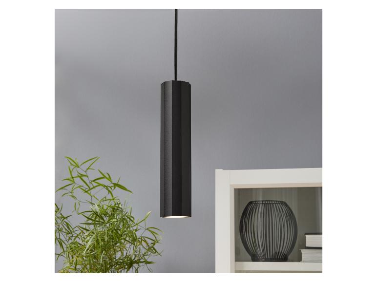 Moderne zwarte hanglamp in een minimalistisch interieur.