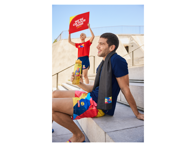 Man met Trek Lidl short en handdoek, met een Lidl waterfles.