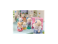 Een groep knuffeldieren in een speelkamer, waarvan één een roze piano bespeelt.
