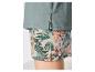 Groen T-shirt en bedrukte shorts met tropisch blad- en bloemmotief.