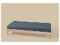 Houten bank met marineblauw kussen op beige achtergrond.