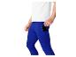 Man in blauwe sportlegging met telefoonzak en wit T-shirt