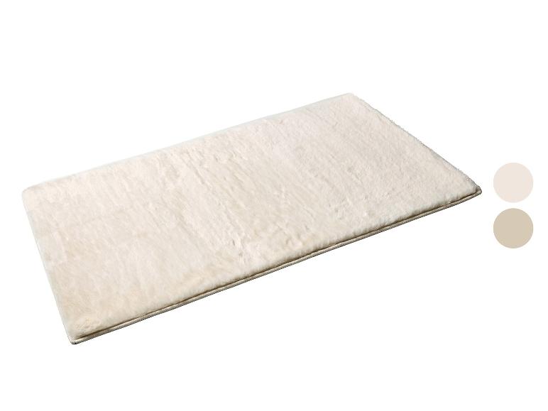 Crèmekleurig pluizig tapijt met twee kleurmonsters ernaast