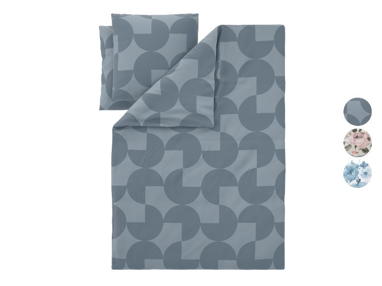 Dekbedovertrekset met kussens, met blauw geometrisch patroon en voorbeelden van bloemmotieven.