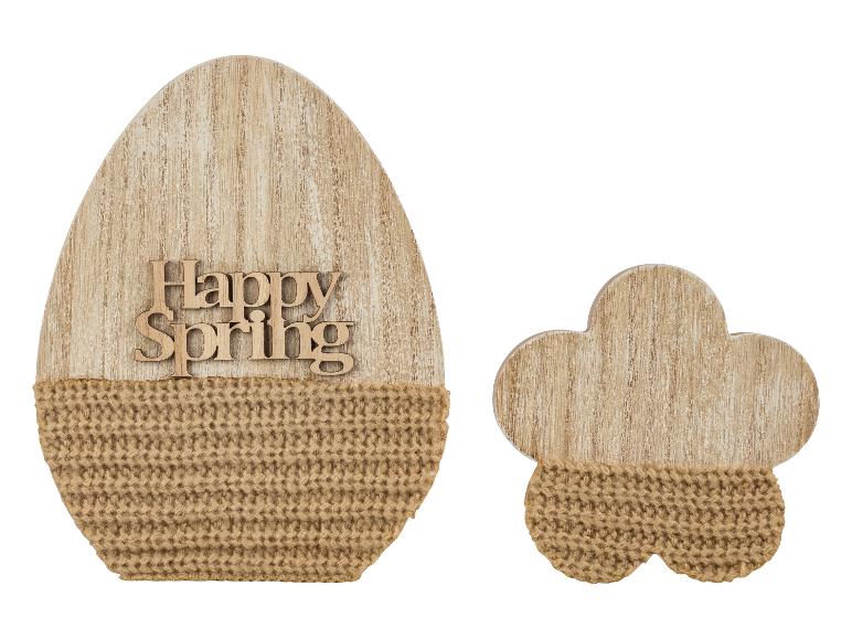 Een houten paasei met de tekst 'Happy Spring' en een houten hart, beide met jute-details.