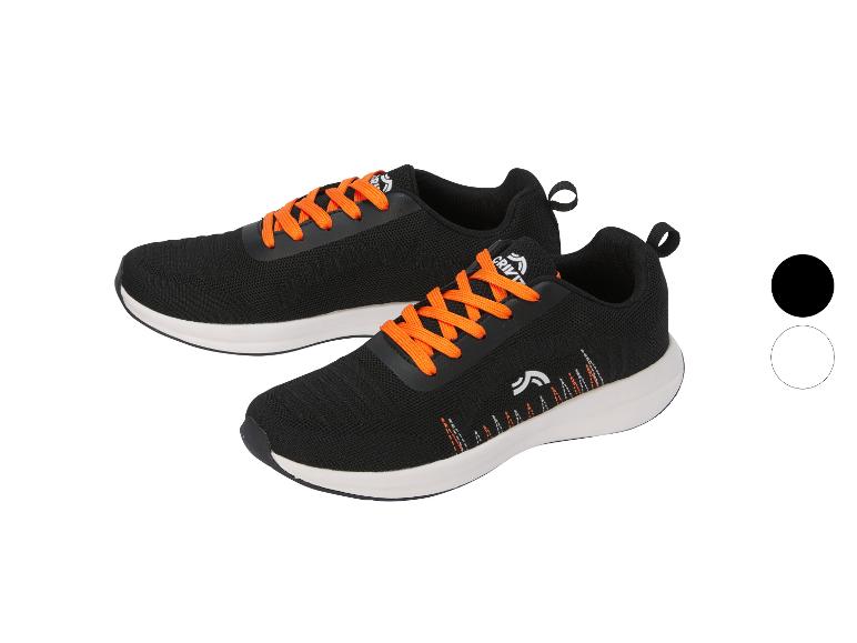 Zwarte sportschoenen met oranje veters en decoratieve details.