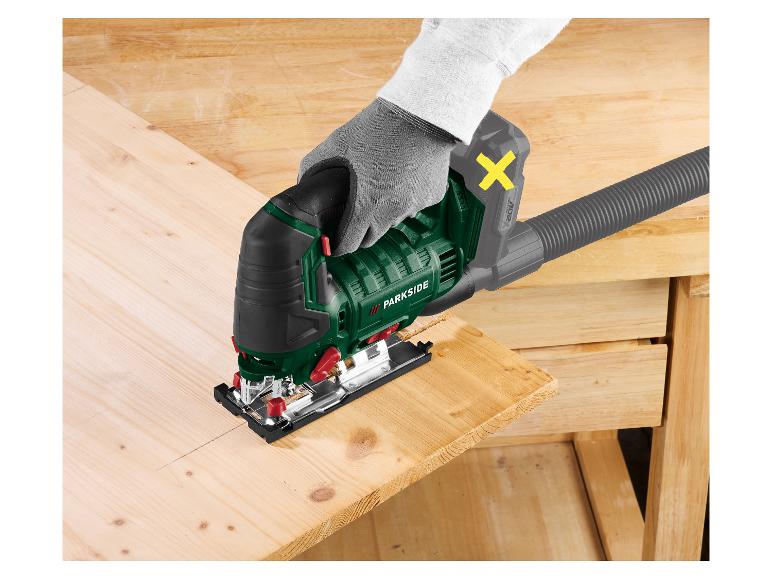 PARKSIDE decoupeerzaag zaagt een houten plank, met een stofzuigerslang aangesloten.