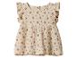 Beige babyjurk met ruchesmouwen en kleine bloemenprint.
