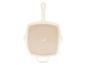 Beige vierkante grillpan met een lang handvat en twee korte handvatten.