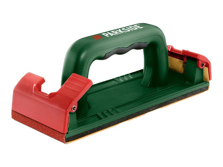 Groen handschuurblok met rode klemmen en schuurpapier.