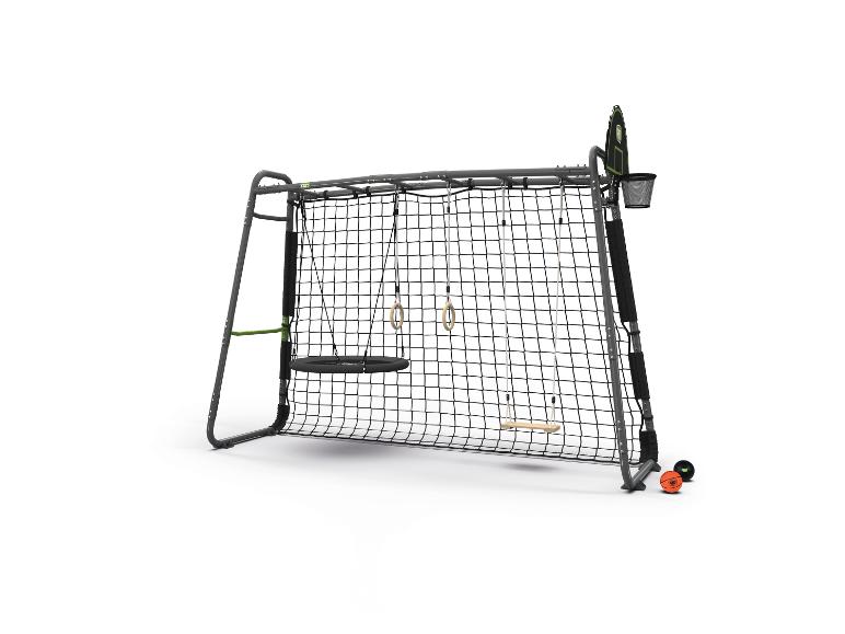 Voetbaldoel met net, schommels en basketbalring, met twee ballen op de grond.