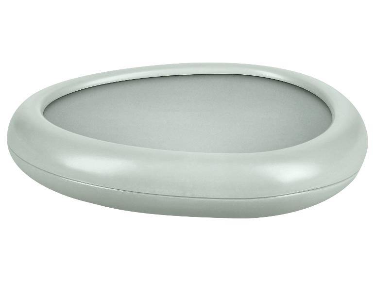 Lichtgroene ovale kom of schaal met een matte afwerking.